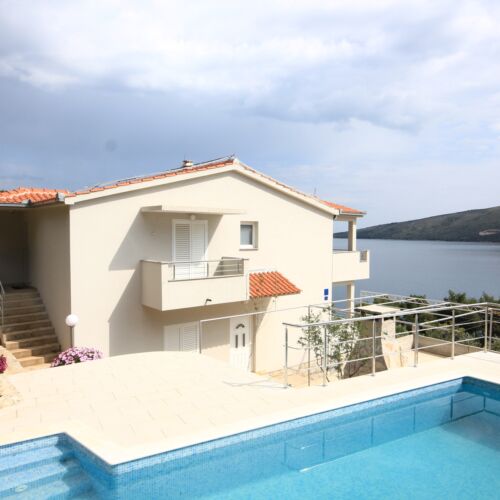 Apartament 10-osobowy z klimatyzacją z widokiem na morze z 5 pomieszczeniami sypialnianymi K-8661