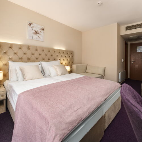 Camera dubla superior cu vedere spre mare (se poate solicita pat suplimentar)