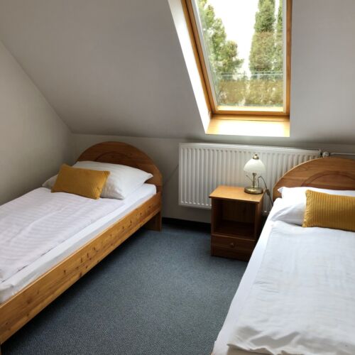 Camera twin standard la etaj