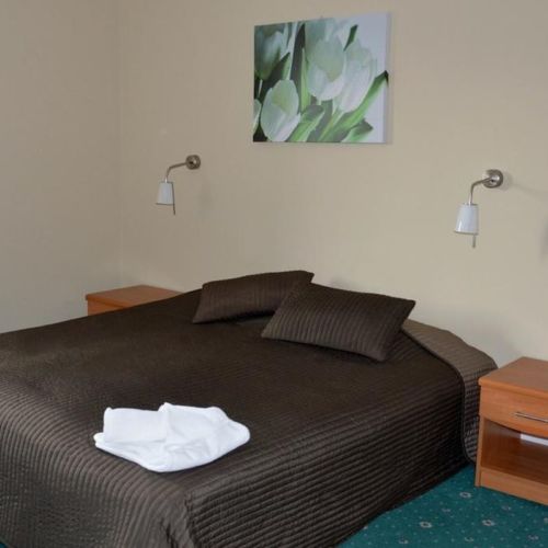 Camera cvadrupla cu vedere spre munte