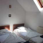 Camera twin cu baie comuna cu chicineta comuna