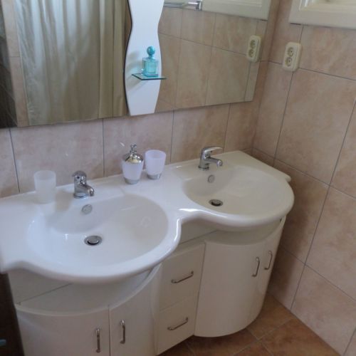 Whole House Air Conditioned Summer House for 8 Persons