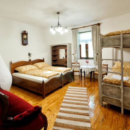 Garden View Whole House Farmhouse for 8 Persons