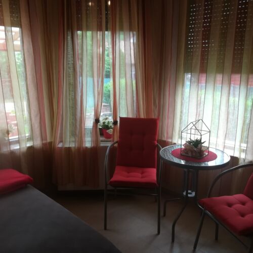 Kertre néző földszintes franciaágyas szoba