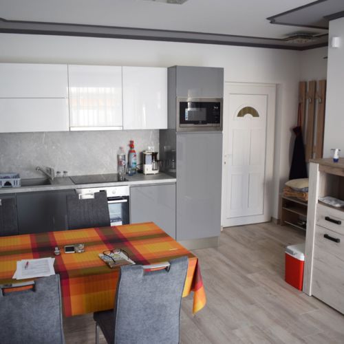 Apartament cu terasă cu vedere spre lac cu 2 camere pentru 4 pers.