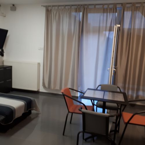 Apartament la parter cu aer condiționat pentru 4 pers. (se inchirieaza doar integral)