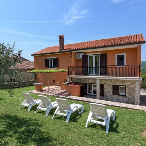 Apartman s klimatizací s terasou pro 6 os. se 2 ložnicemi K-7849