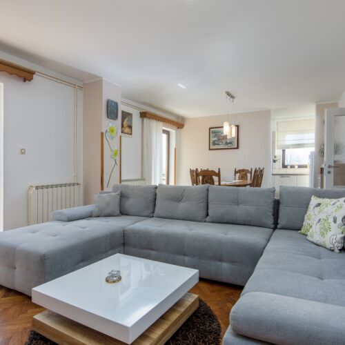 Apartament 6-osobowy z klimatyzacją z tarasem z 3 pomieszczeniami sypialnianymi A-11636-a