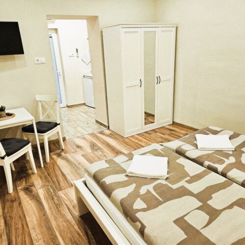 Apartament la parter cu bucătărie proprie cu 1 camera pentru 2 pers.