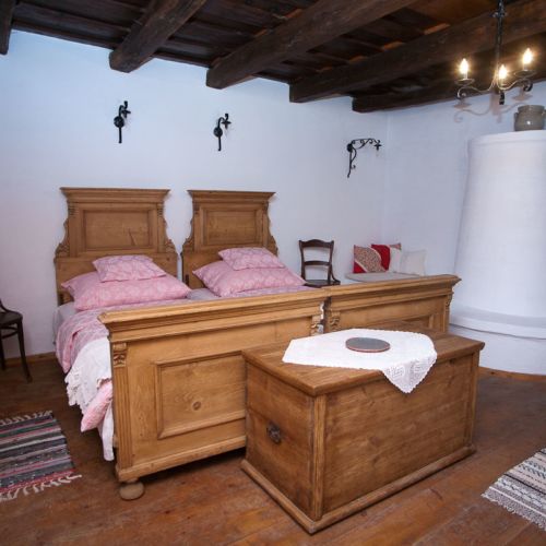 Apartament romantică cu vedere spre curte cu 1 camera pentru 2 pers. (se poate solicita pat suplimentar)