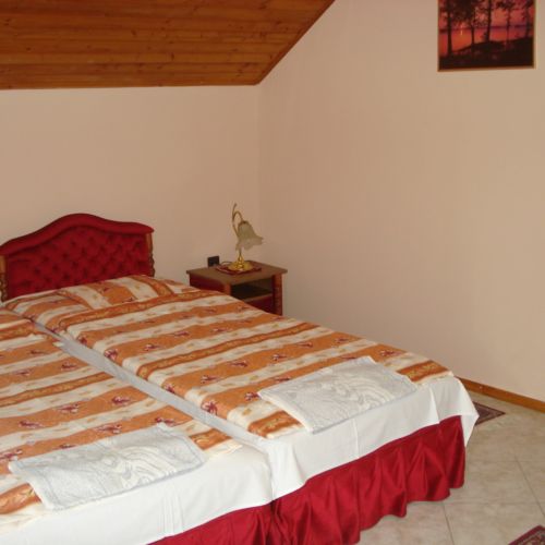 Camera twin la etaj cu balcon (se poate solicita pat suplimentar)