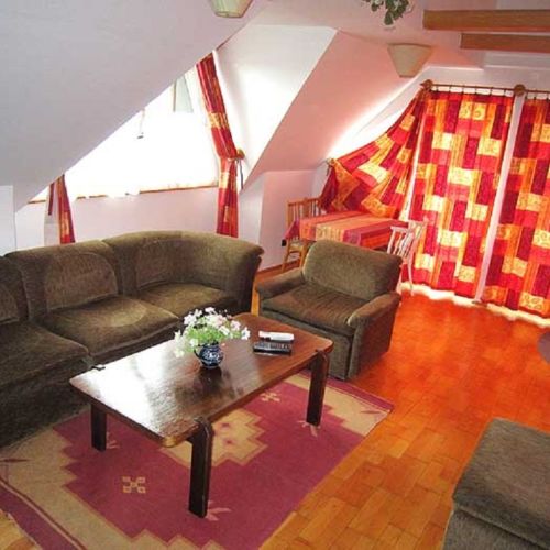 Apartman s klimatizací pro 4 os. se 2 ložnicemi na poschodí (s možností přistýlky)