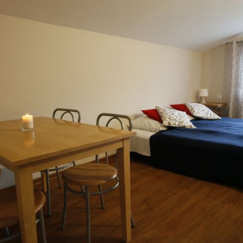 Apartament la etaj cu vedere spre oras cu 2 camere pentru 5 pers.