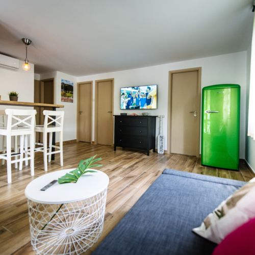 Casă de vară familial(ă) cu vedere spre râu pentru 8 pers. (se inchirieaza doar integral)