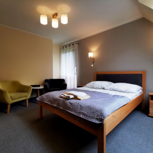 Camera dubla cu vedere spre munte cu panoramă