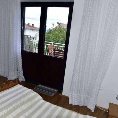 Pogled na vrt Na katu apartman za 4 osoba(e) sa 2 spavaće(om) sobe(om)