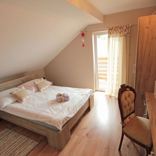 Pokoj s balkónem s manželskou postelí v podkroví
