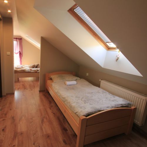 Pokoj s privátní koupelnou mimo apartmán pro 3 os. v podkroví