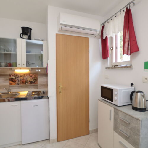 Apartament la parter cu vedere spre grădină cu 1 camera pentru 2 pers.