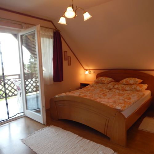 Emeleti tetőtéri 4 fős apartman (pótágyazható)