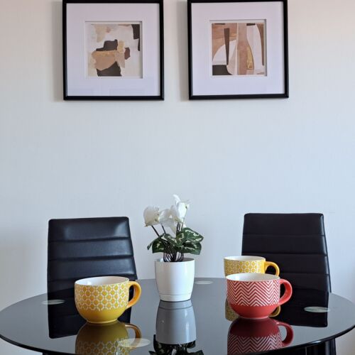 Apartament la etaj cu vedere spre mare cu 2 camere pentru 4 pers. (se poate solicita pat suplimentar)