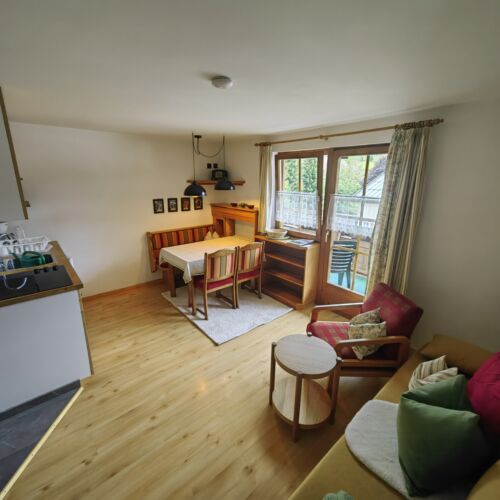 Apartament la etaj cu vedere spre munte cu 2 camere pentru 3 pers.