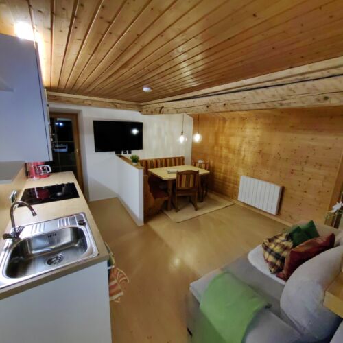 Apartament la mansardă cu vedere spre munte cu 2 camere pentru 4 pers. (se poate solicita pat suplimentar)