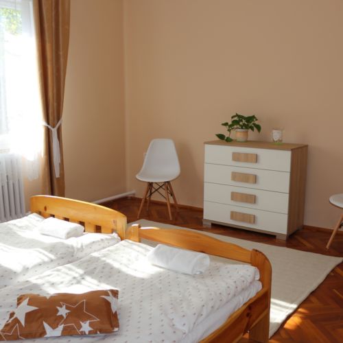 Apartament romantică la parter pentru 6 pers. (se inchirieaza doar integral)