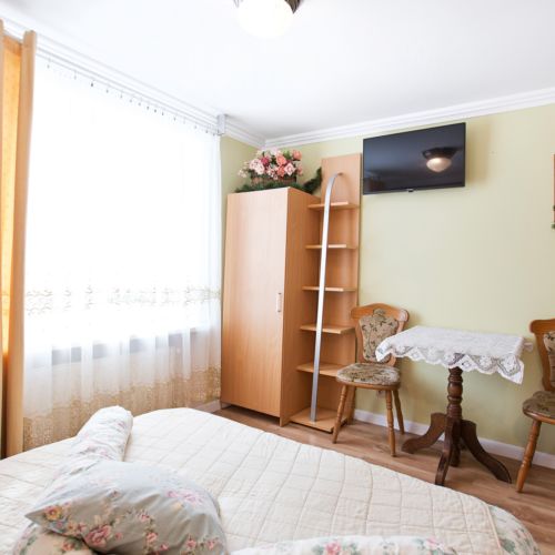 Camera twin cu grup sanitar lCD TV