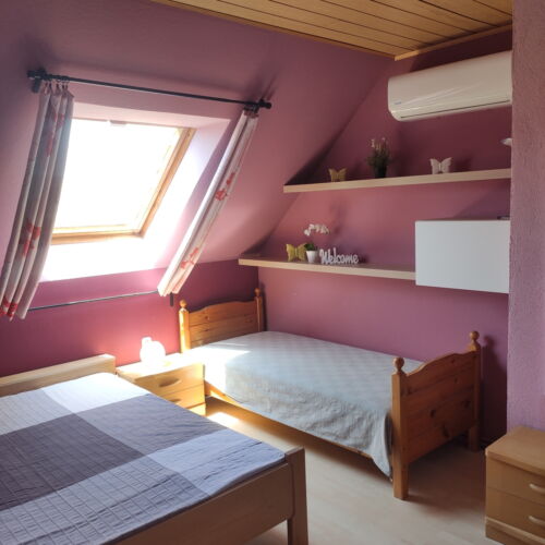 Camera cvadrupla cu vedere spre curte cu bucătărie comună