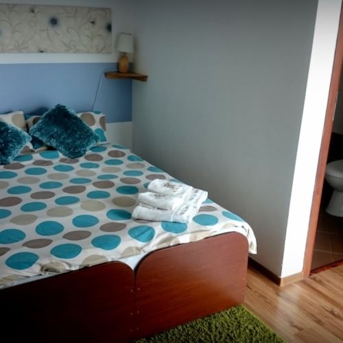 Camera cvadrupla cu balcon cu baie