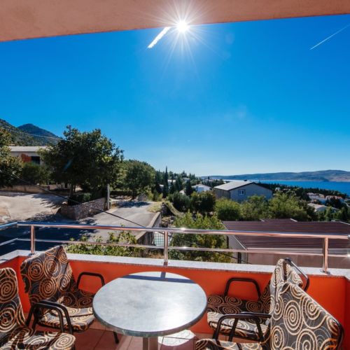 Art Apartman pro 2 os. s 1 ložnicí s výhledem částečně na moře