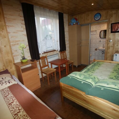 Camera tripla la parter