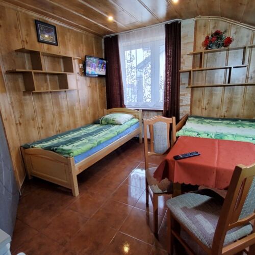 Camera tripla cu baie cu duș