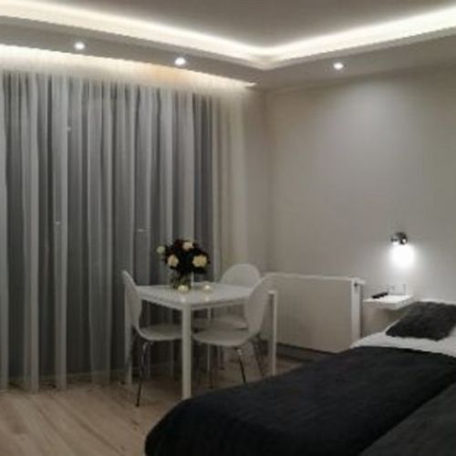 Camera tripla la parter cu baie