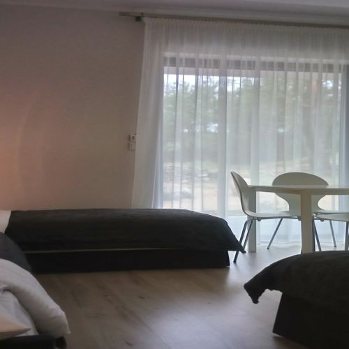 Camera cvadrupla la parter cu baie