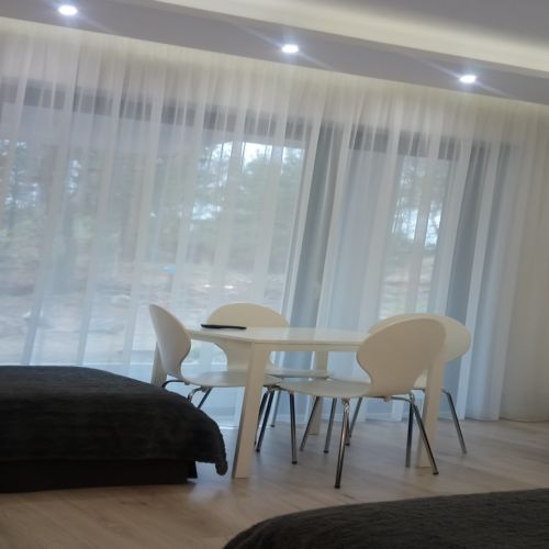 Camera cvadrupla la parter cu baie