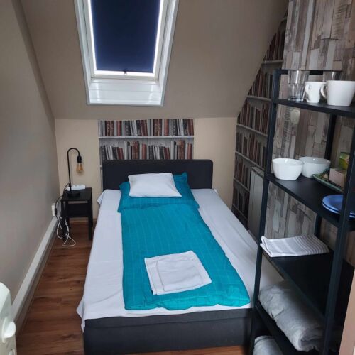 Tetőtéri fürdőszobás kétágyas szoba