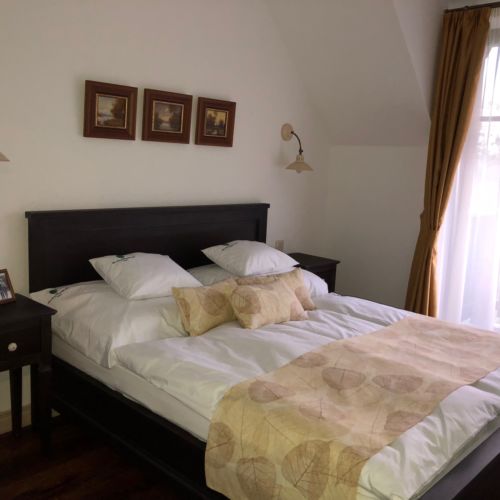 Emeleti erkélyes franciaágyas szoba