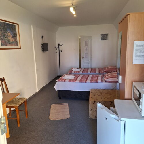 Camera tripla standard la parter