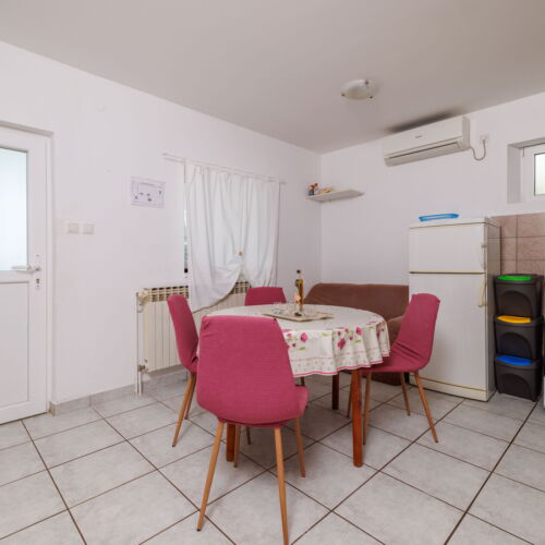 Apartament la parter cu aer condiționat cu 2 camere pentru 4 pers.
