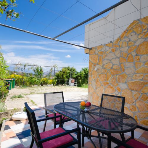 Apartament la parter cu aer condiționat cu 2 camere pentru 3 pers.