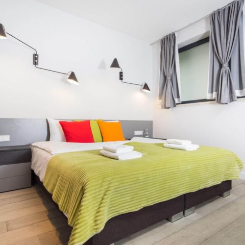 Apartament 6-osobowy Junior z balkonem z 3 pomieszczeniami sypialnianymi