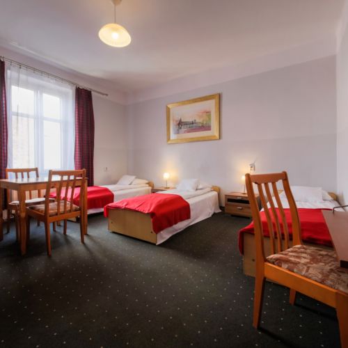 Camera confort cu baie comuna pentru 5 pers.