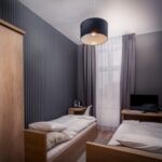 Zweibettzimmer mit Klimaanlage und Dusche