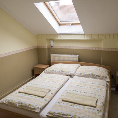 Pokoj s manželskou postelí