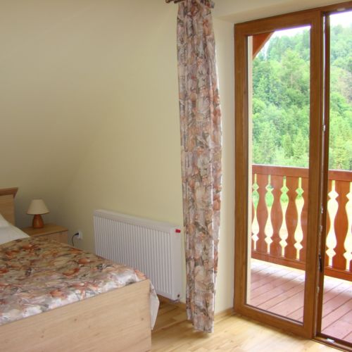 Apartament cu grup sanitar cu chicineta proprie cu 2 camere pentru 4 pers. (se poate solicita pat suplimentar)