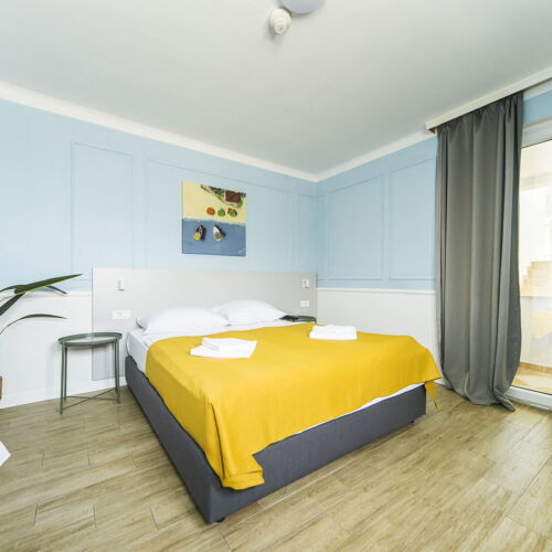 Camera tripla standard cu baie