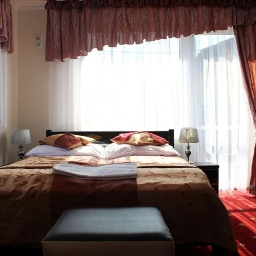 Pokoj s balkónem  s manželskou postelí