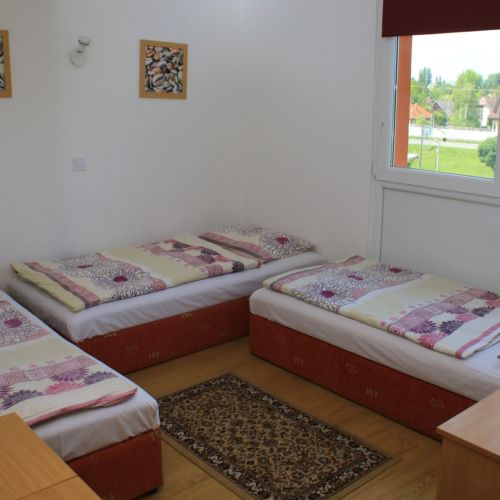 Camera cvadrupla la etaj cu grup sanitar